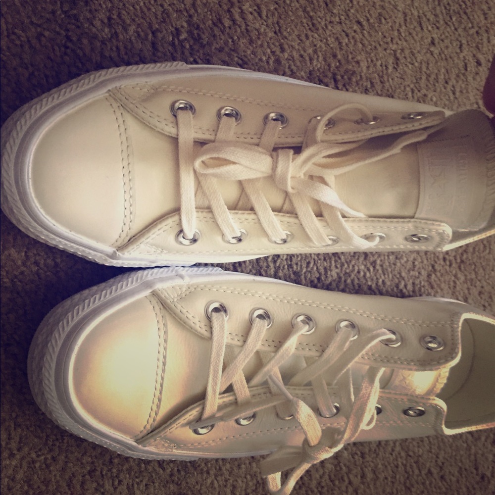 Brand New Converse Sneakers Size 9 woman’s nwot